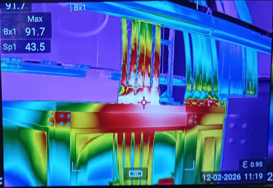 Thermal image showing eddy current heating in steel gland plate at 91.7 degrees